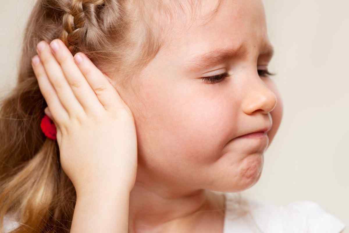 Як зняти біль у вусі у дитини