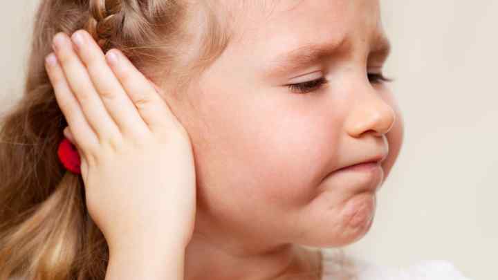 Як зняти біль у вусі у дитини