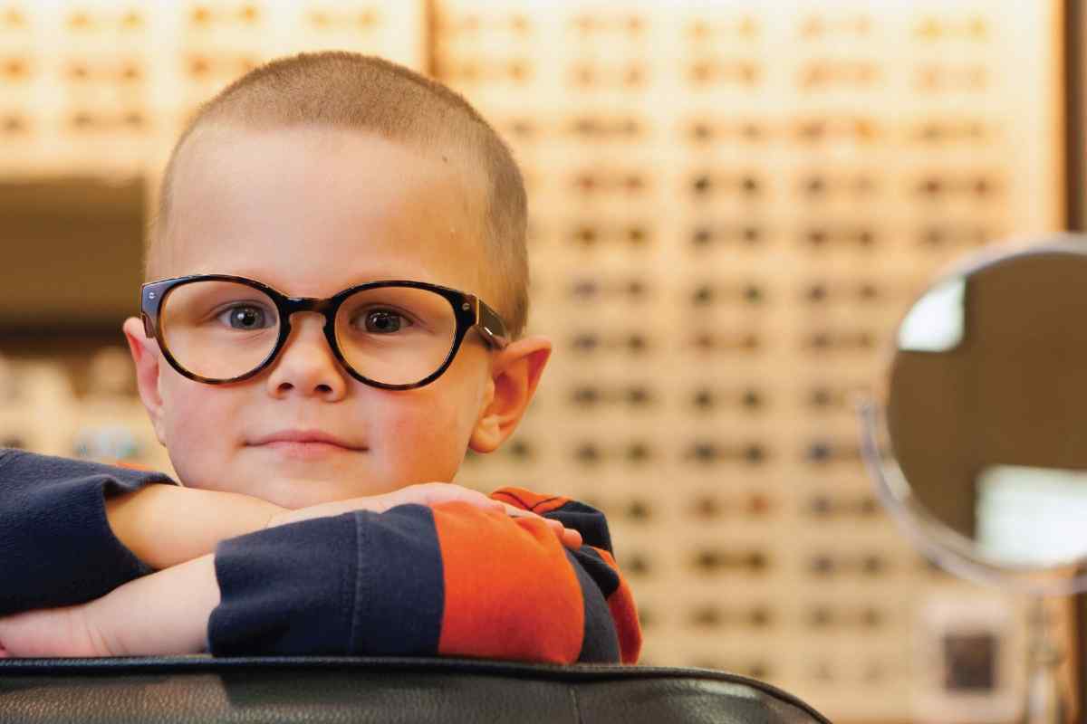 Як переконати дитину носити окуляри