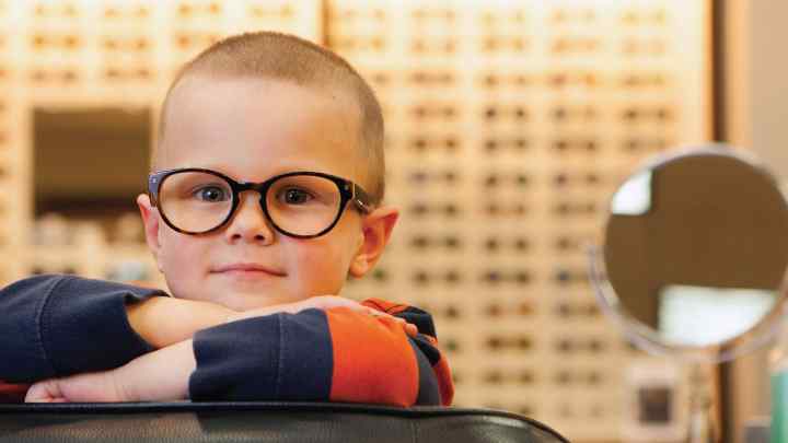 Як переконати дитину носити окуляри