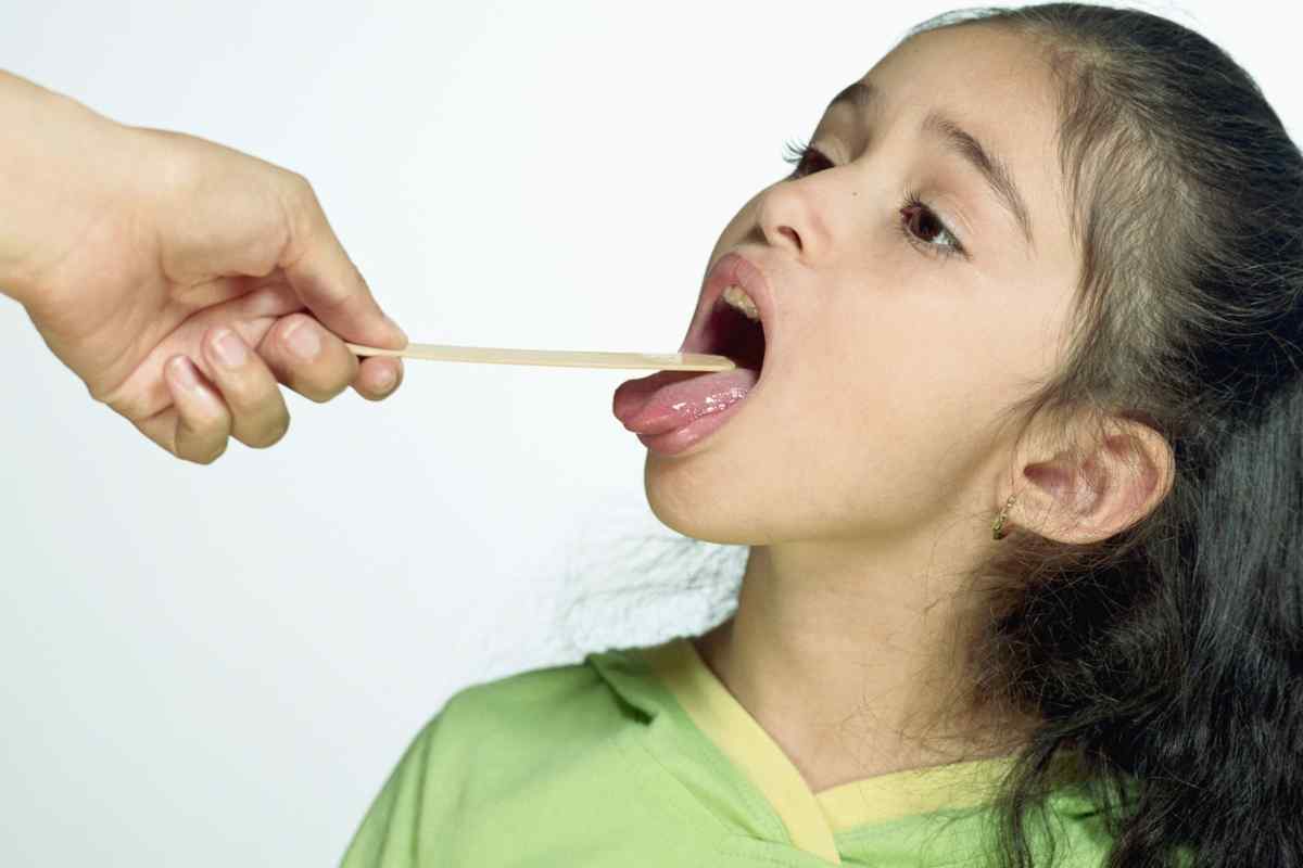 Як лікувати горло у маленьких дітей