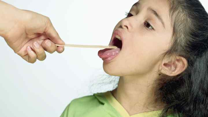 Як лікувати горло у маленьких дітей
