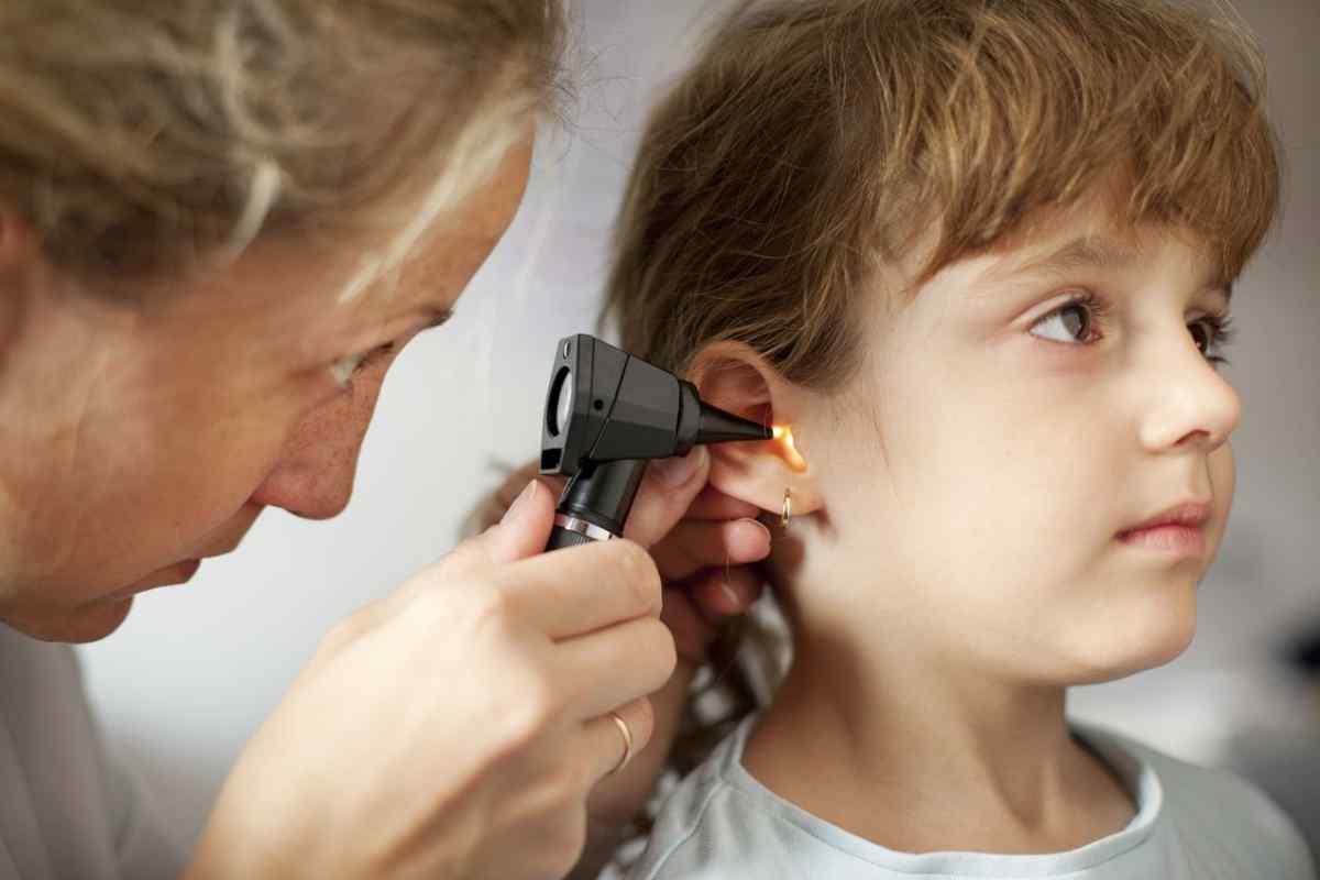 Перша допомога дітям при болі у вусі