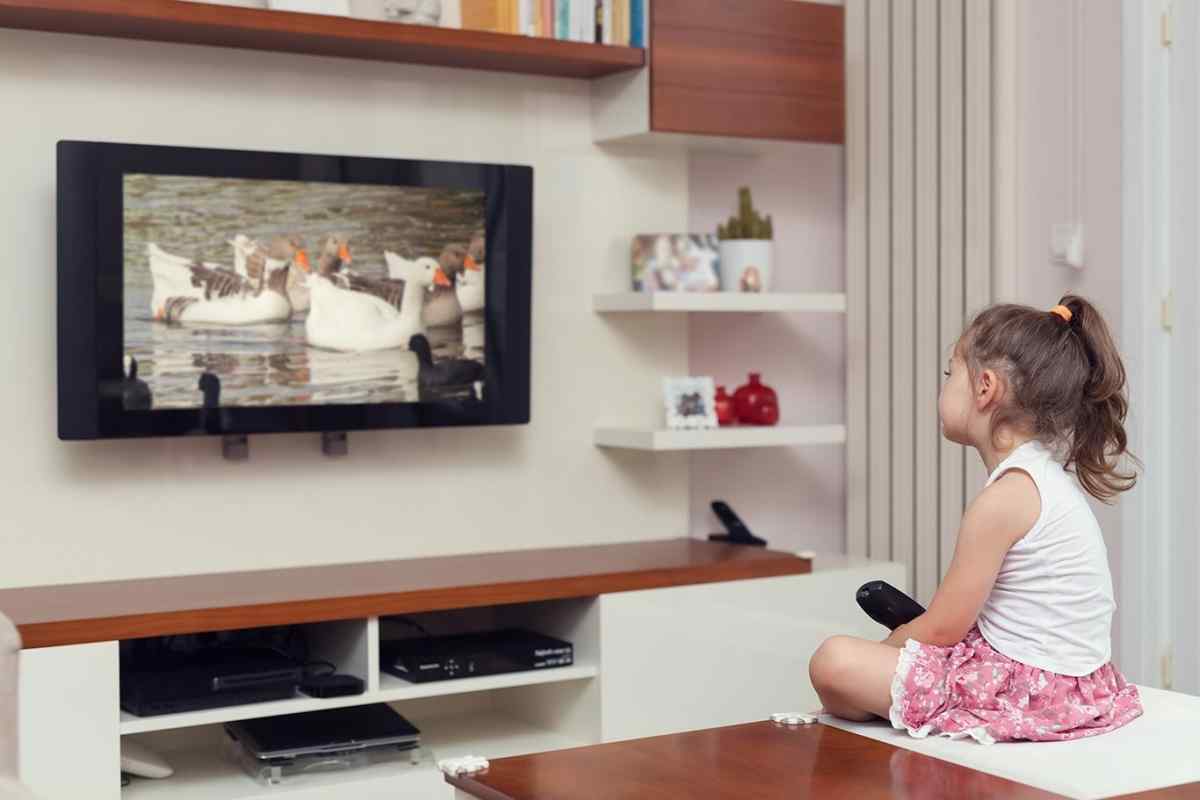 З якої відстані можна дивитися телевізор дітям