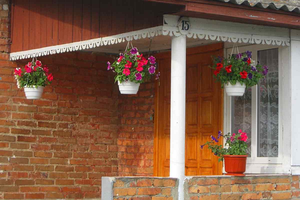 Як прикрасити будинок квітами