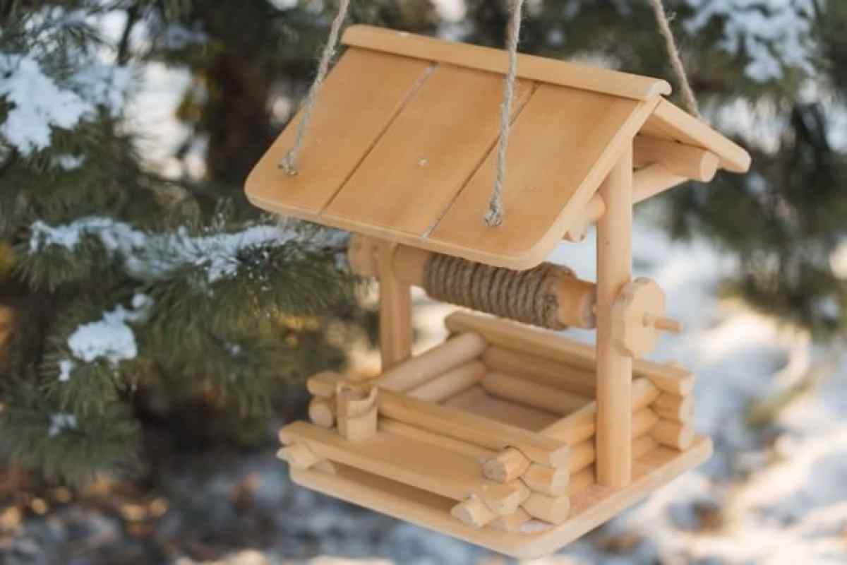 Як зробити годівницю для птахів своїми руками з дерева