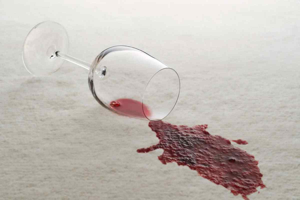 Як вивести червоне вино