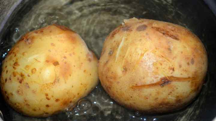 Як відварити картоплю в мундирі