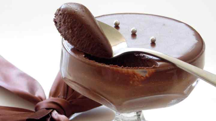 Як приготувати десерт з грушею і трьома видами шоколаду