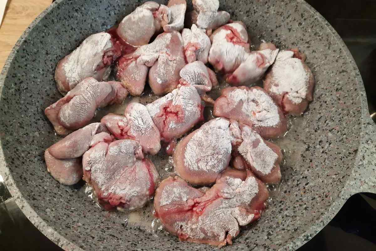 Як приготувати курячі сердечки в горіховому соусі