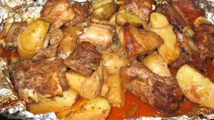 Смачні рецепти: свинина з картоплею в духовці