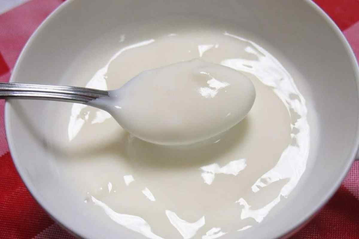 Йогурт в тарелке