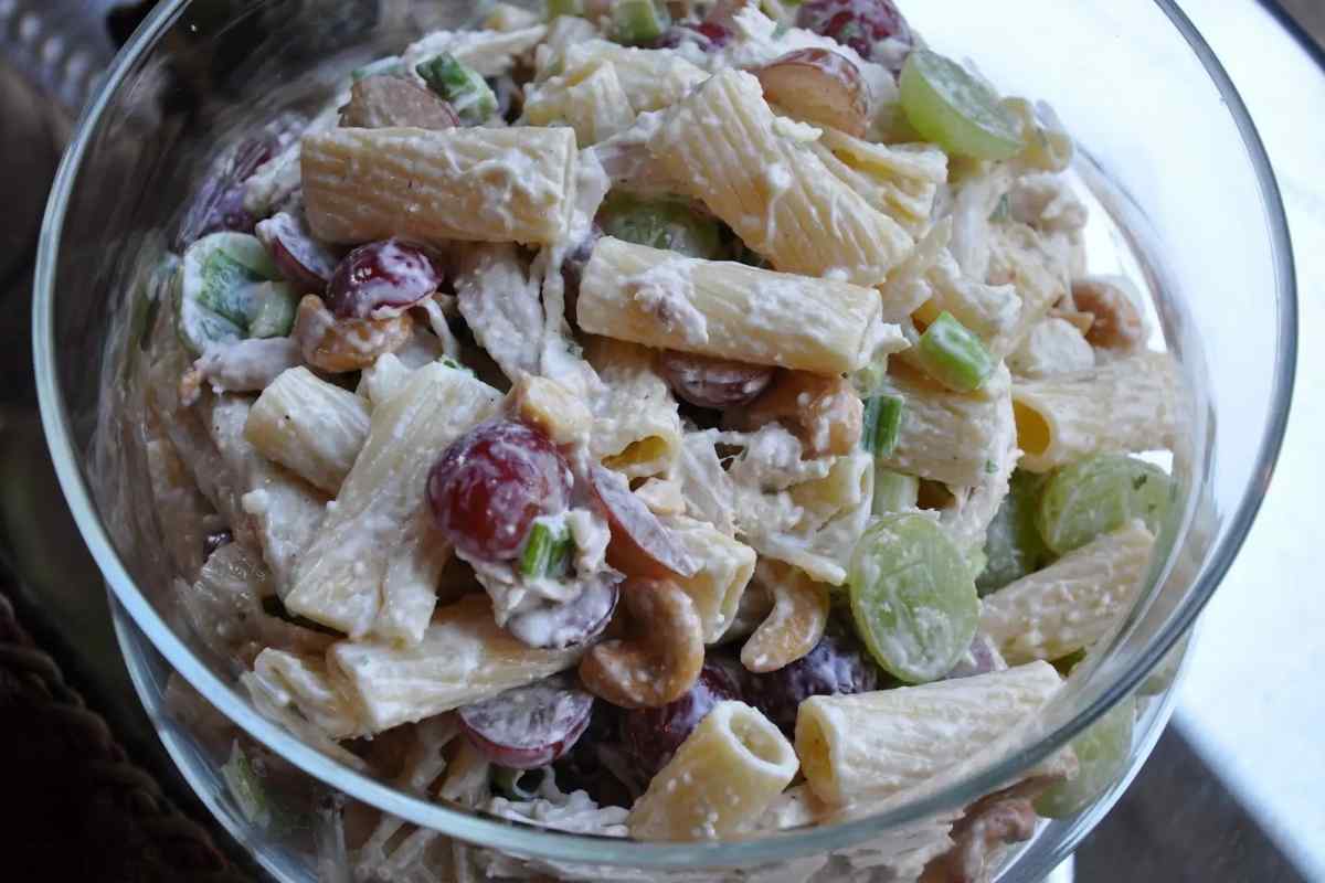 Курячий салат з виноградом, каперсами і горіхами