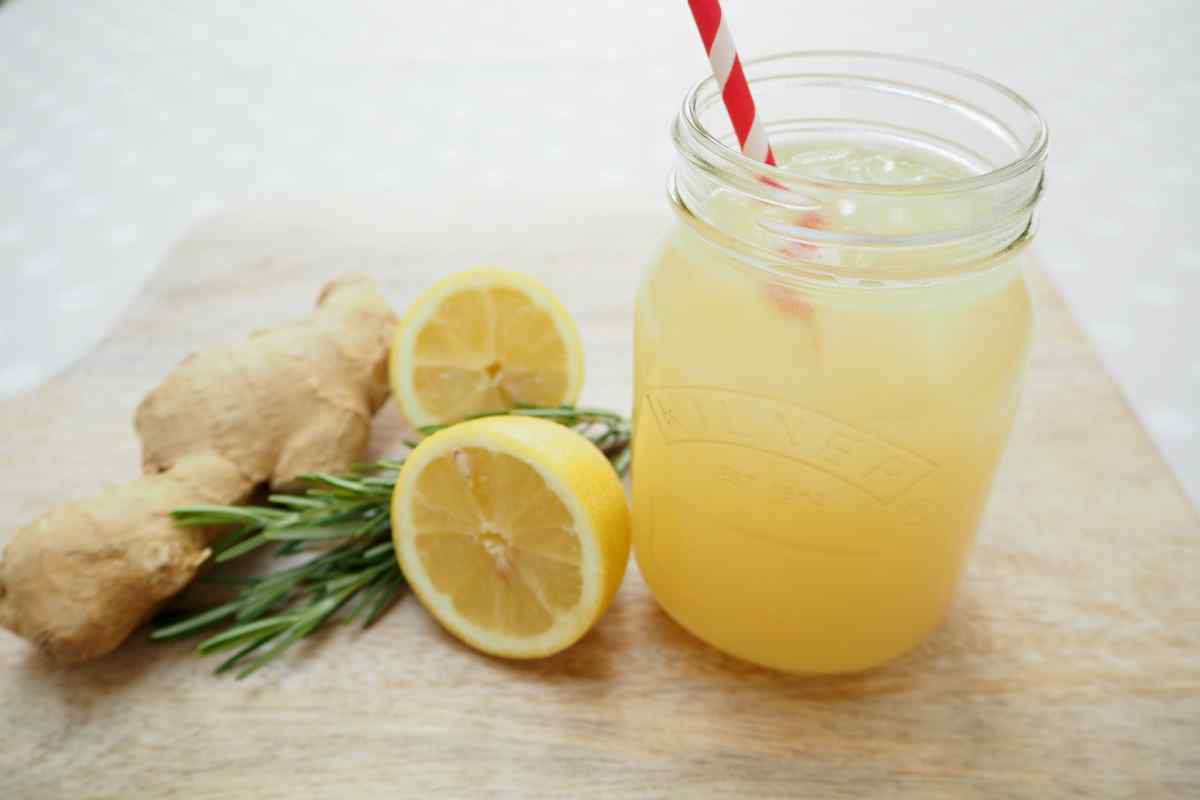 Як приготувати лимонний напій з медом