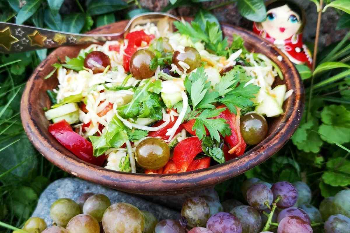 Теплий м "ясний салат з виноградом
