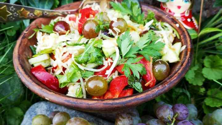 Теплий салат з телятиною і виноградом