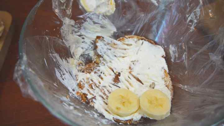 Як зробити торт з пряників з бананами і сметаною