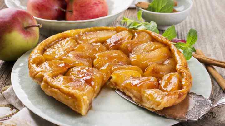 Як приготувати яблучний пиріг з карамеллю