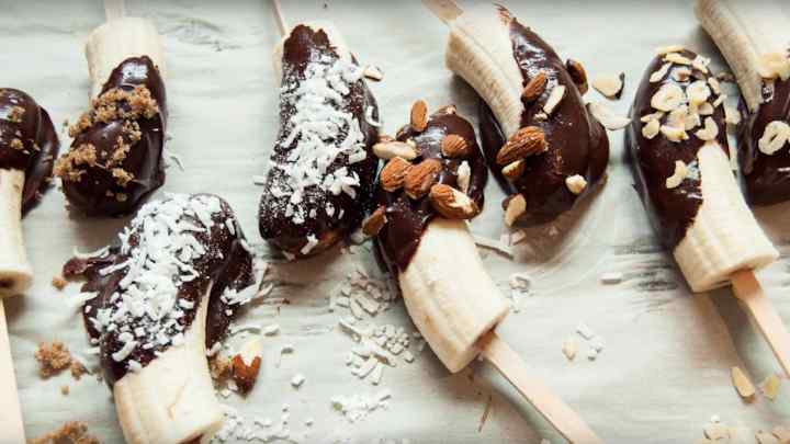Як приготувати заморожені банани в білому шоколаді