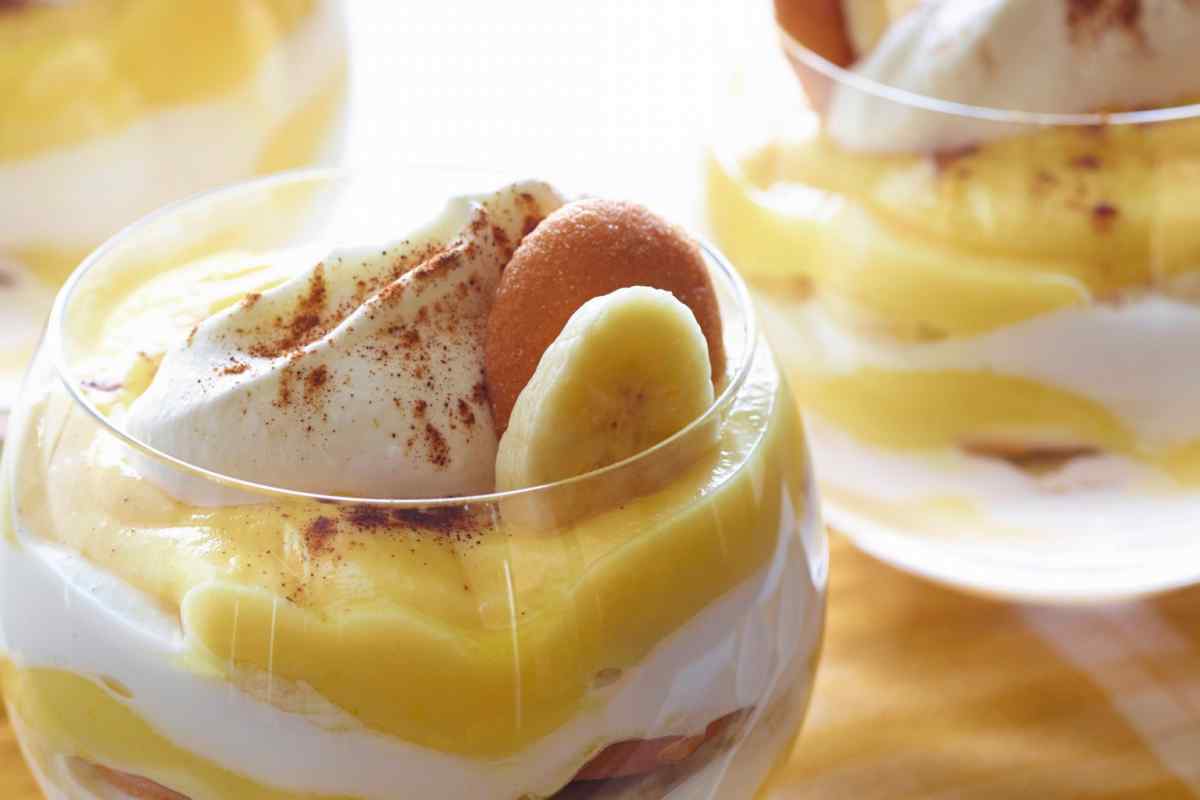 Як приготувати десерт "Карамельні банани з морозивом"