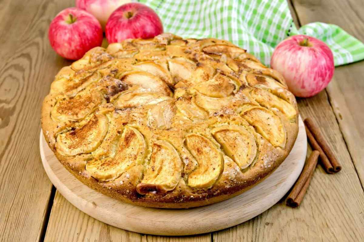 Як спекти яблучний пиріг з корицею