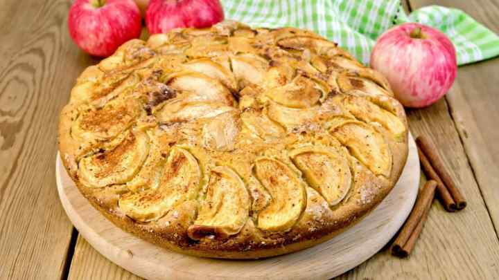 Як спекти яблучний пиріг з корицею