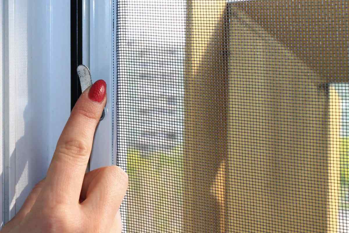 Як закріпити сітку від комарів на пластиковому вікні