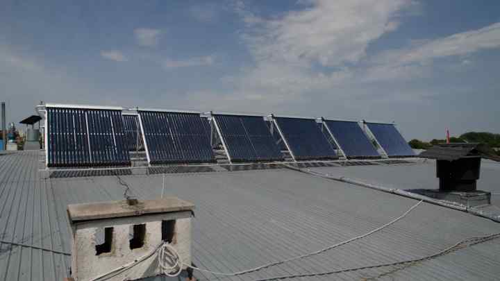 Чи окупаються сонячні батареї, встановлені на даху будинку