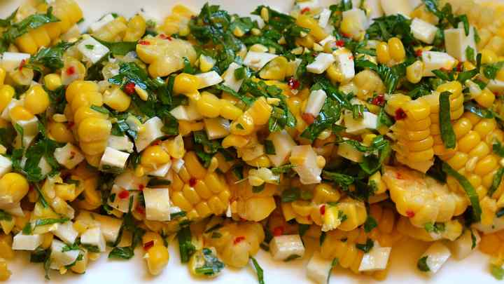 Як приготувати салат з кукурудзи і горошка