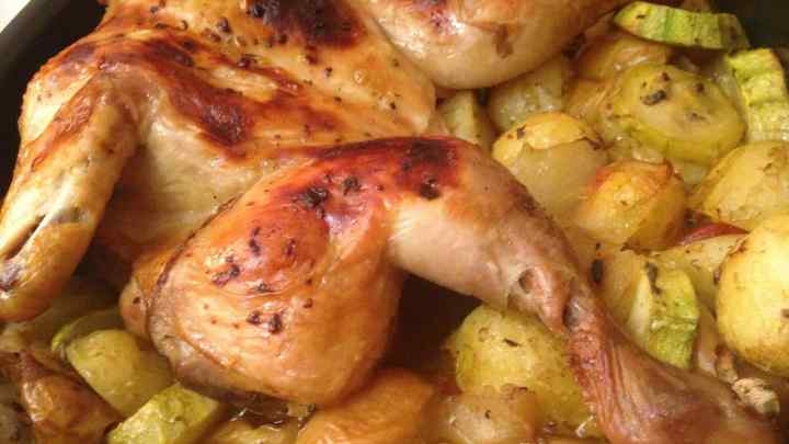 Як швидко приготувати курку з овочами в духовці