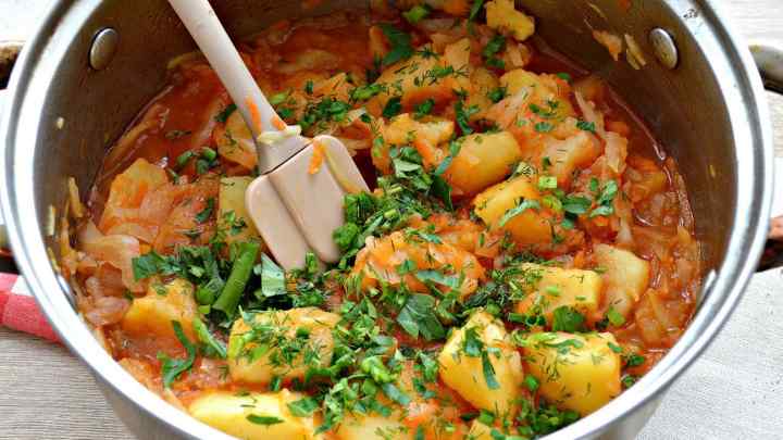 Тушкована картопля з овочами: рецепти приготування