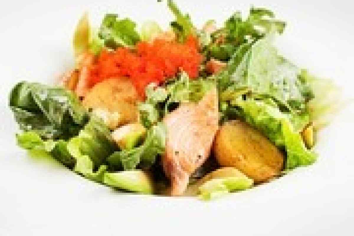 Салат зі смаженим лососем