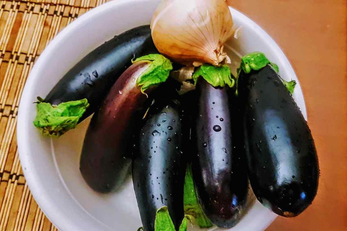 Баклажани, начинені овочами
