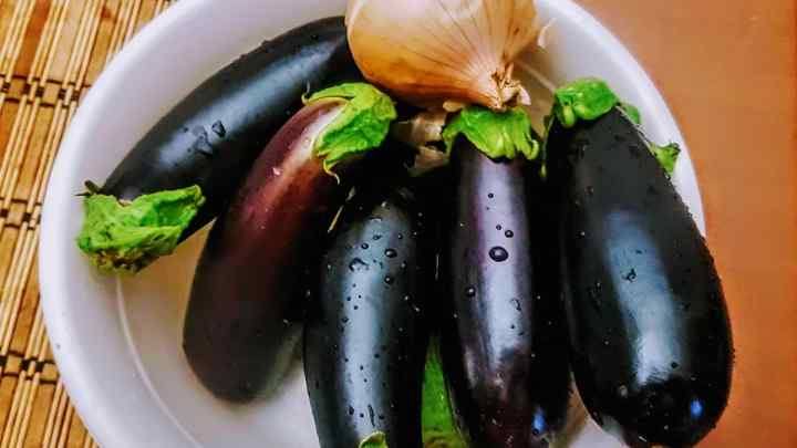 Баклажани, начинені овочами