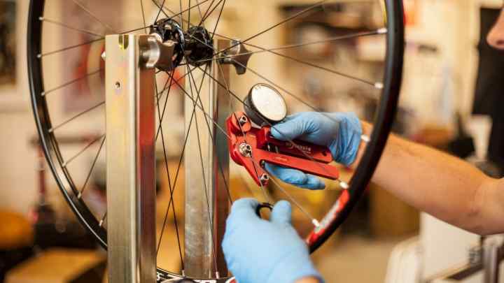 Збірка колеса велосипеда і устарнення вісімки