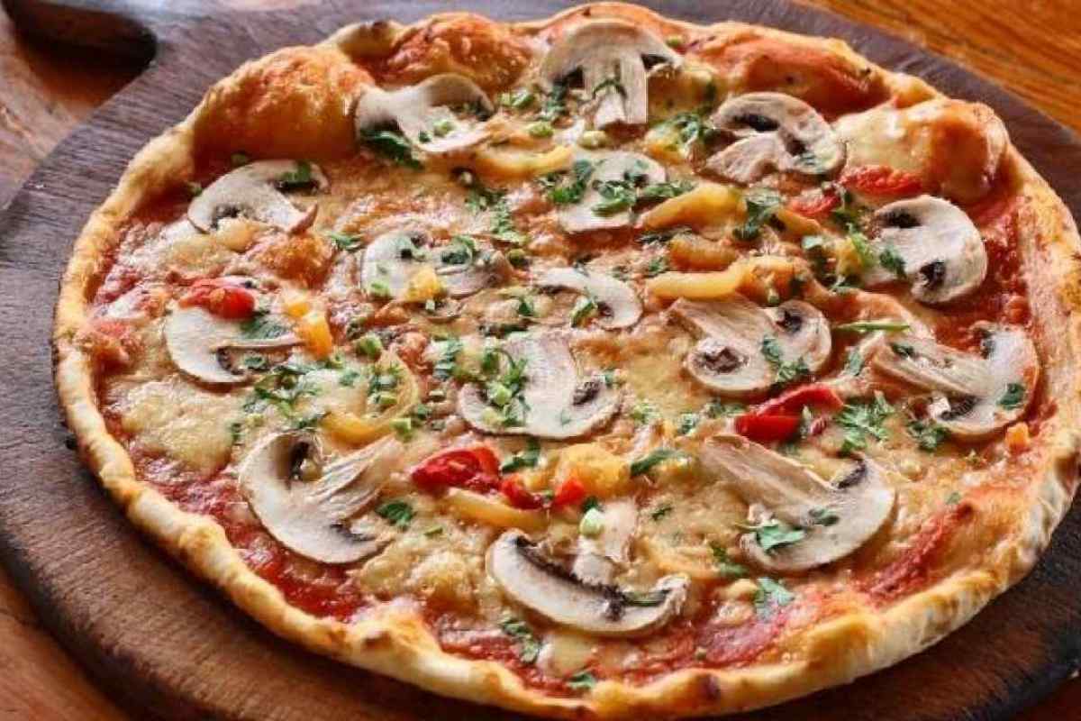 Піца з шинкою і грибами