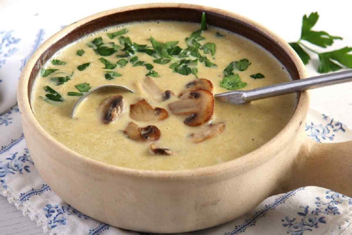 Як приготувати суп з шампіньйонами і сиром