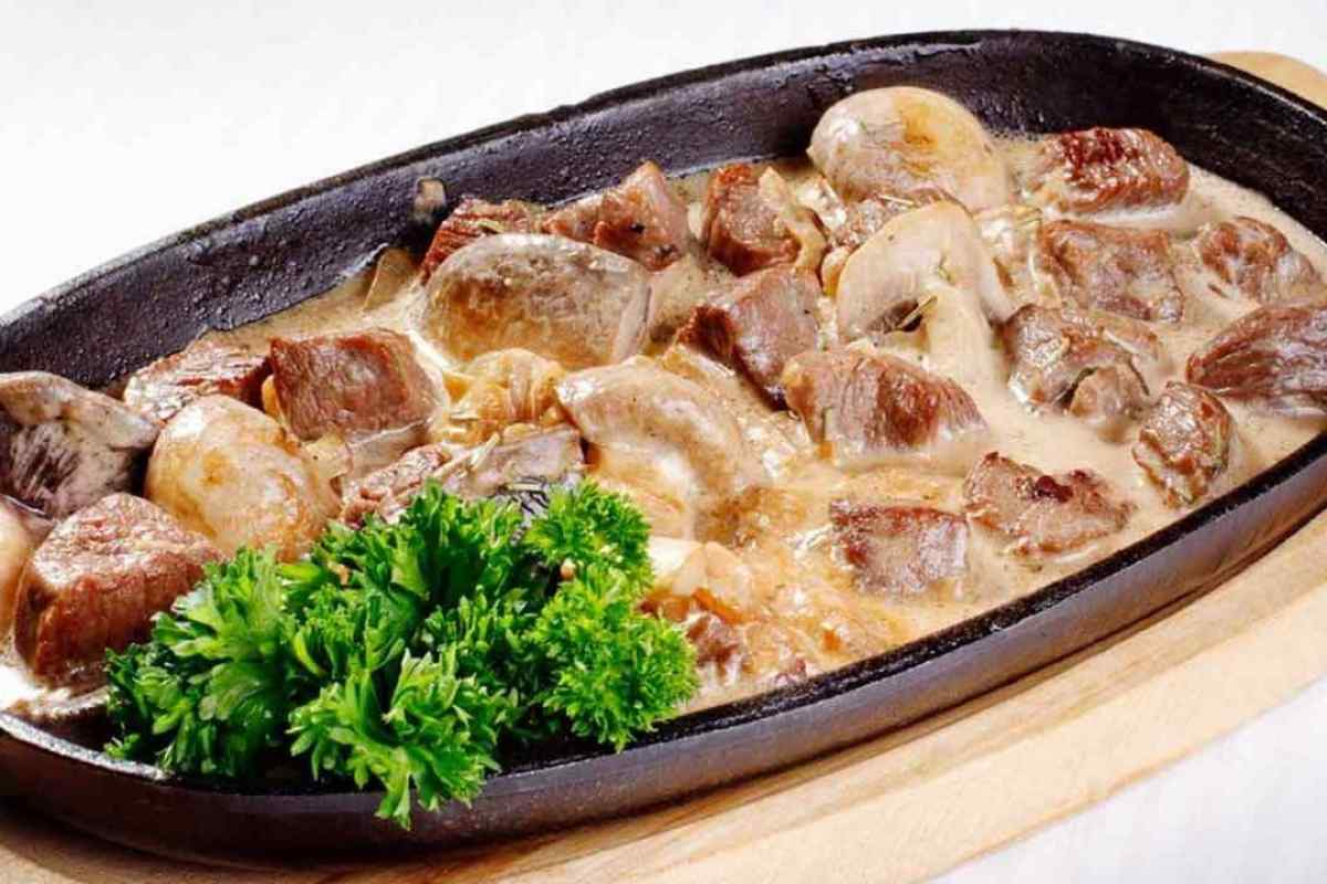 М 'ясо з грибами і фасіллю в горщикові