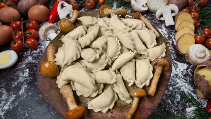 Як приготувати вареники з картоплею та грибами