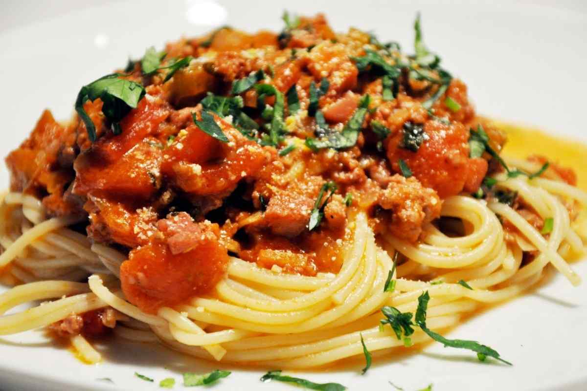 Як приготувати спагеті з грибами і шинкою