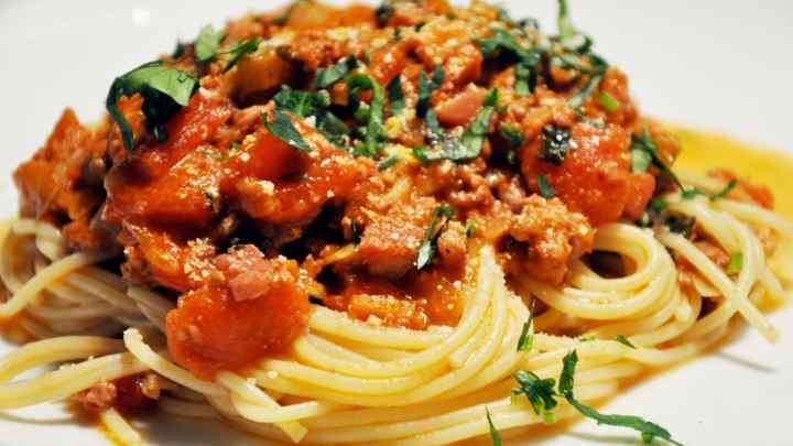 Як приготувати спагеті з грибами і шинкою