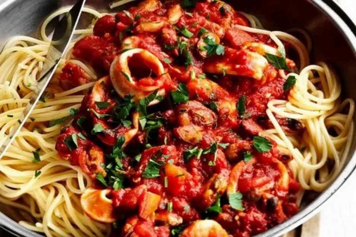 Спагетті з морепродуктами і томатною пастою