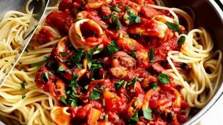 Спагетті з морепродуктами і томатною пастою