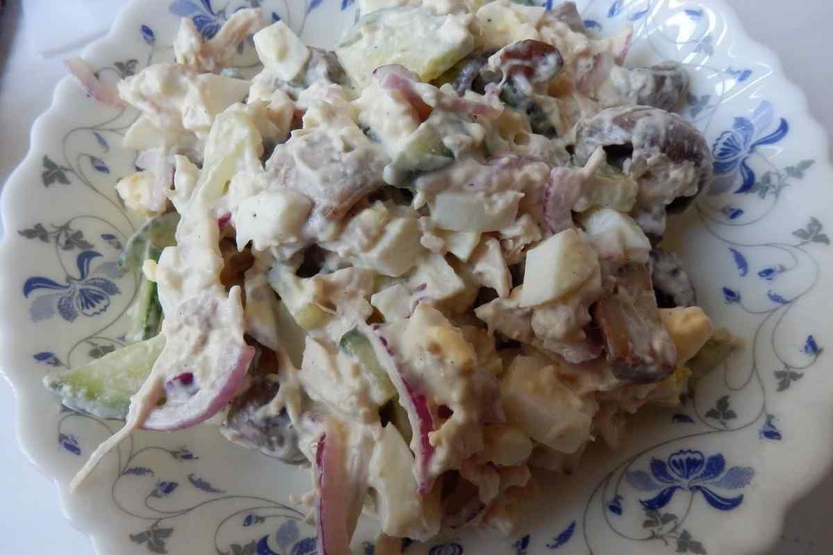 Як приготувати картопляний салат з куркою і шампіньйонами до Нового року