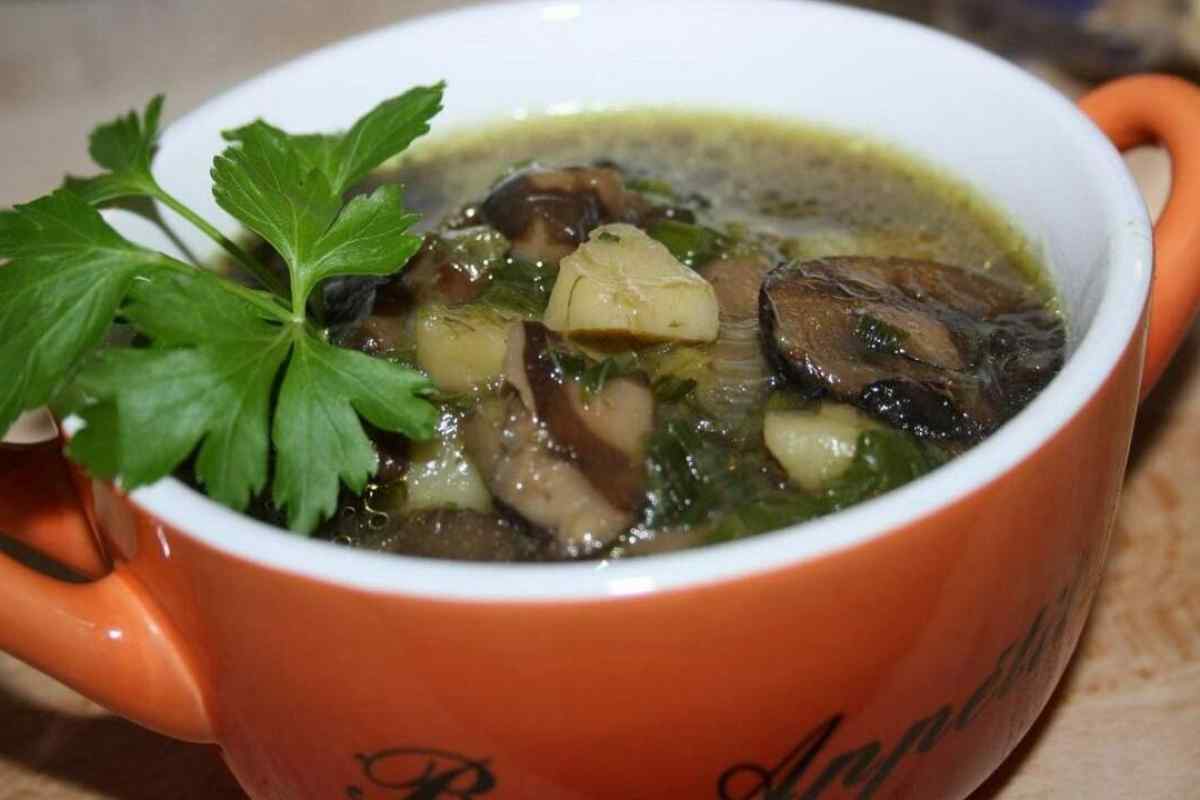 Як зробити грибний суп з чорносливом
