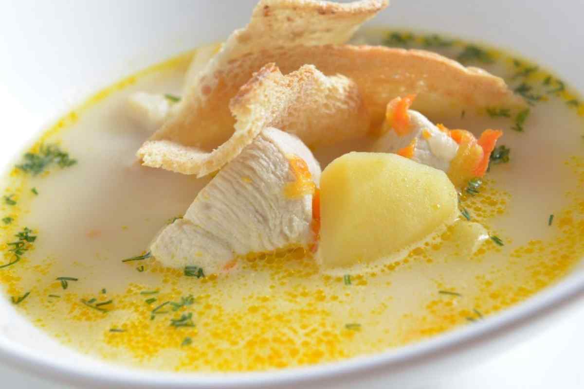 Курячий суп з макаронами і пармезаном