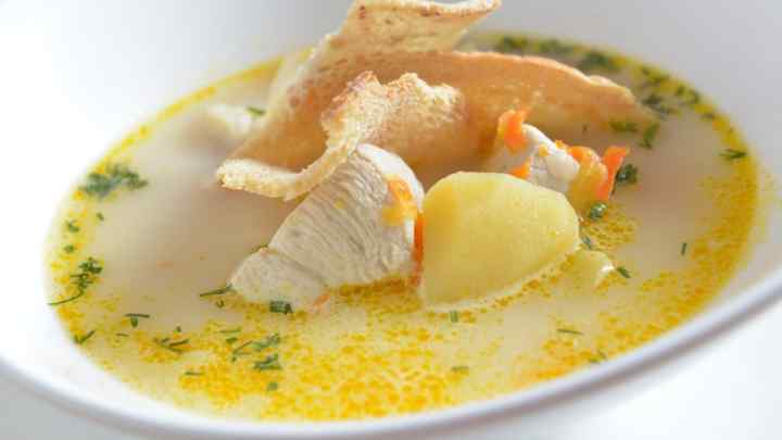 Курячий суп з макаронами і пармезаном