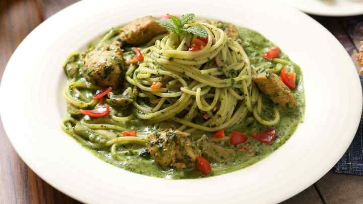 Страви італійської кухні: спагеті з соусом песто