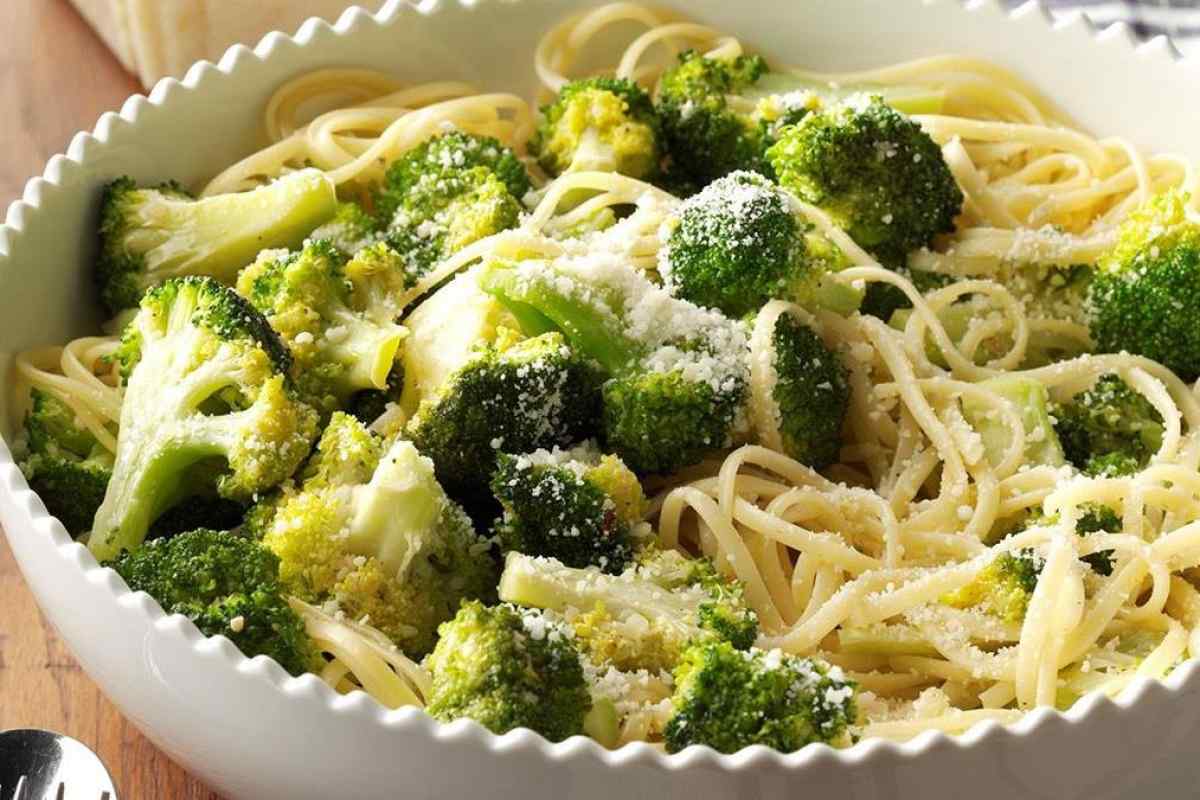 Як приготувати спагеті з анчоусами і броколі?