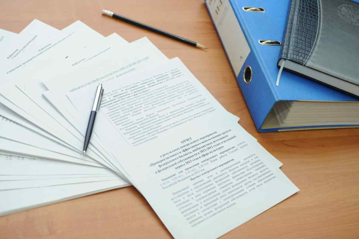Стопка документов на столе